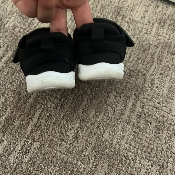 Red and black Childs 6C sneakers - Picture 2 of 5